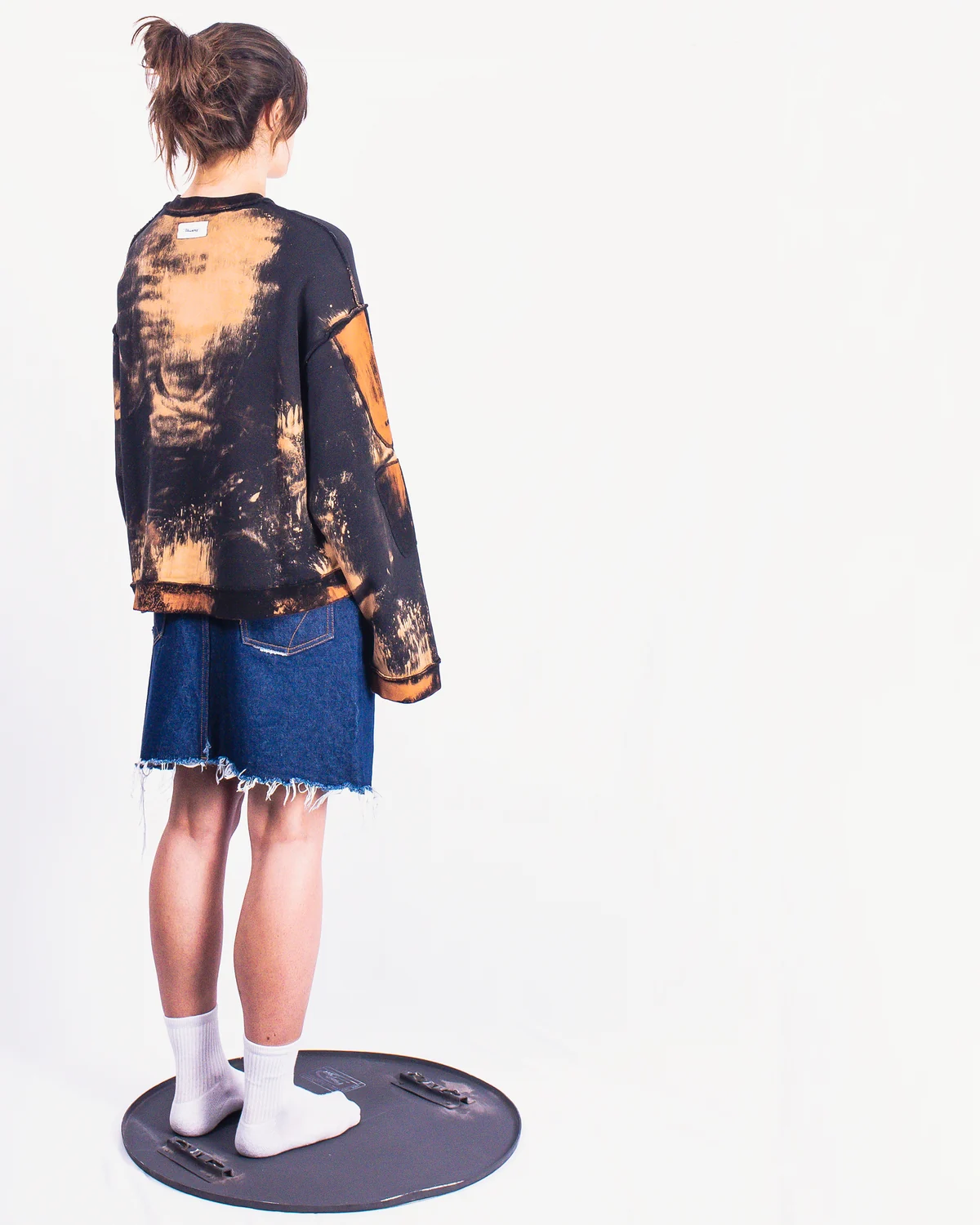 Fe26 look with a treated top and denim skirt, back view