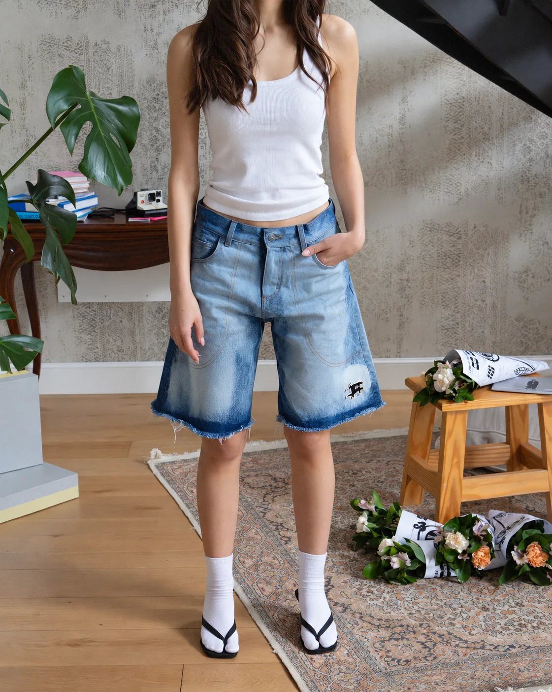 Studio del denim COLLAPSE: shorts con orlo sfrangiato e ricamo