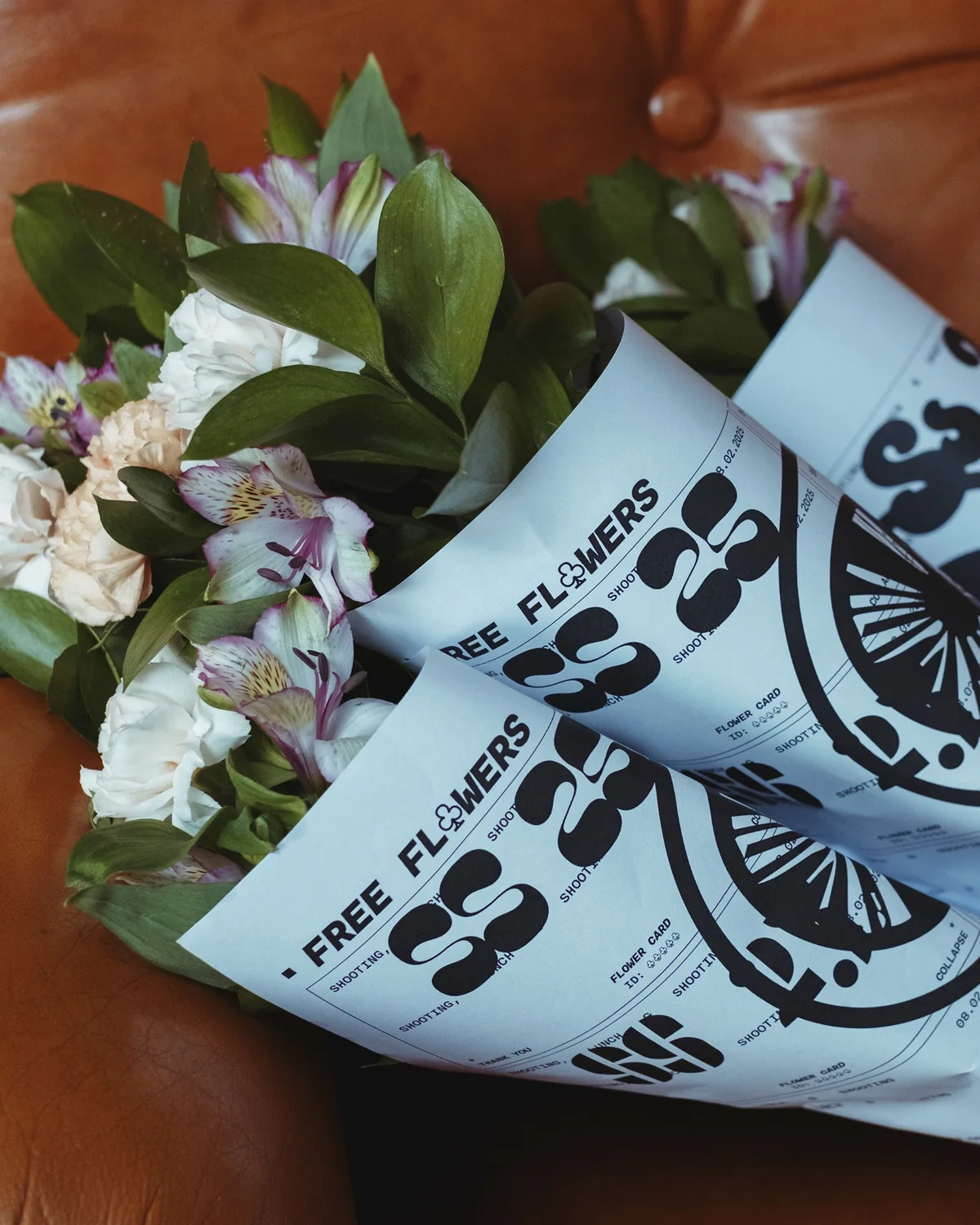 Bouquet avvolti nel poster tipografico Free Flowers