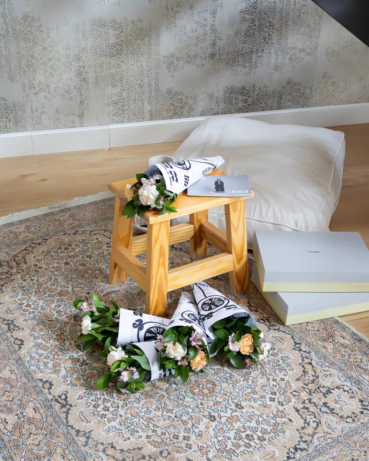 Natura morta con fiori, sgabello e poster COLLAPSE