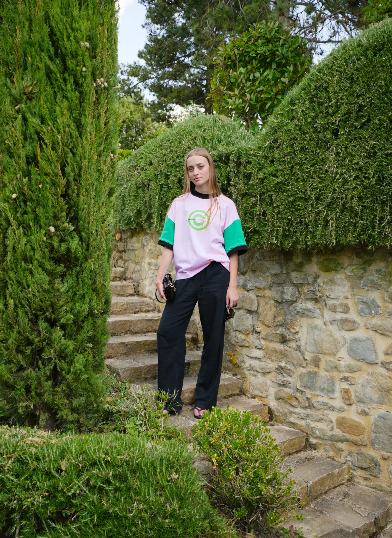 Modella con T-shirt Target SS26 durante lo shooting outdoor