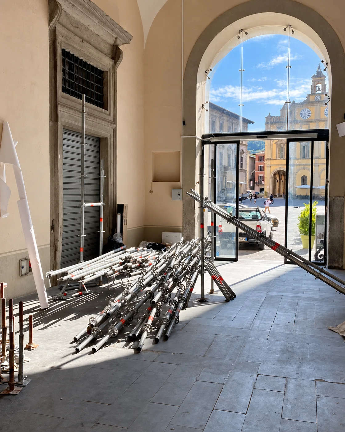 Exhibition preparation with scaffolding elements at the Loggiato entrance